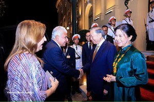 10月6日晚，党中央总书记、国家主席苏林和夫人于10月6日晚为巴拿马共和国总统何塞·劳尔·穆利诺和夫人举行招待宴会。图自越通社