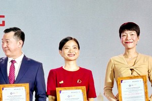 平仙日用品制作有限公司（Biti’s）总经理尤丽娟（中）上台领奖。图：心雨