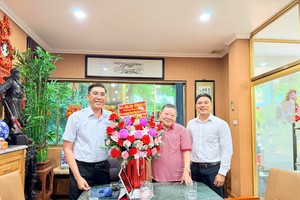 鸣凤坊人委会主席阮飞龙探访华人企业家杭慰瑶先生。图：心雨