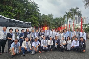 胡志明市各民族文化艺术协会组织会员及优秀文艺工作者参加“感恩之夜”特别文艺节目。图：心雨