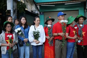 民众站在道路两旁，送别烈士。图：黄朝