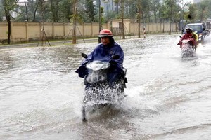 中部多个地方出现中雨、大雨，局部地区有暴雨。图：越通社