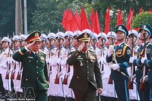 越南政府副总理、国防部长潘文江大将在河内主持仪式，欢迎柬埔寨副首相兼国防大臣迪西哈大将一行。图自越通社