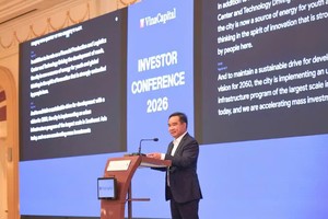 胡志明市人委会主席阮文得发表讲话。图自越通社
