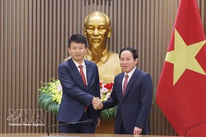 越南政府副总理黎进朱与香港大学（HKU）经济及工商管理学院院长蔡洪滨。图自越通社