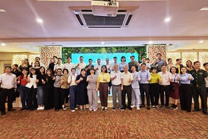 安东坊领导、各华企、各会馆在发布会上合照。图：心雨