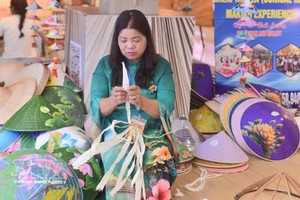 斗笠工艺村艺人展示技艺。图自越通社