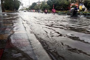 河靖省至岘港市各地持续出现强降雨，存在发生城市内涝、山洪及山体滑坡的风险。图：越通社