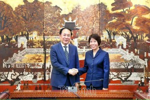 越南财政部副部长阮氏碧玉和中国国务院研究室副主任范必。图自《越南财政时报》