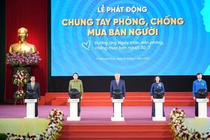 政府常务副总理阮和平出席启动仪式。