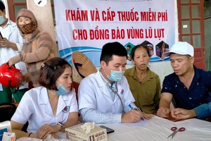 医务人员向民众发放药品。