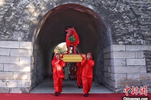 中国传统二十四节气“立春”当天，喊春队伍抬“春牛”穿过古观象台。