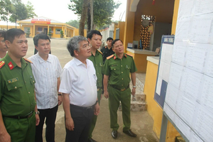 由国家主席办公室副主任、国家主席助理曾廷才率领的工作团，与公安部C10局领导一同前往胡志明市富和监狱，查阅公开张贴的特赦审议单。