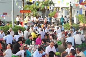 胡志明市土龙木坊领导与民众的咖啡晨聚。