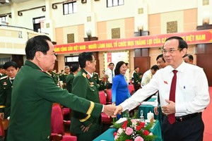 阮文年同志会晤出席大会的代表。