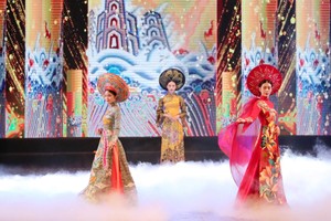 在越南长衫文化协会成立仪式上的长衫表演。