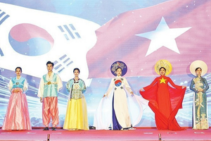 越南和韩国传统服饰表演。