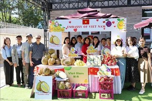 越南驻中国大使馆的榴莲展位。