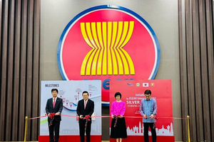 纪念东盟一体化倡议25周年摄影展开幕剪彩仪式。