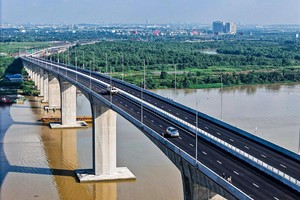 仁泽桥桥面及道路宽度设计为四车道。