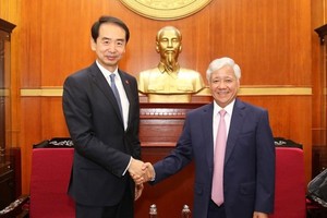 党中央书记处书记、越南祖国阵线中央委员会主席杜文战与中国驻越南大使何炜。