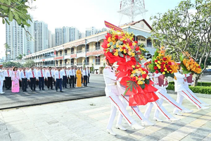 代表们向胡志明主席上香敬献鲜花。