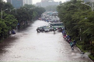 河内多条街道出现严重水淹。