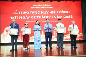 Phó Bí thư Thành ủy, Chủ tịch UBND TPHCM Nguyễn Văn Được trao Huy hiệu Đảng đến đảng viên