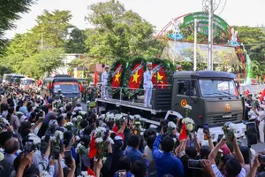 Người dân tiễn đưa các anh trước Công viên Lê Thị Riêng. Ảnh: HOÀNG TRIỀU