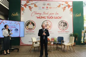 Độc đáo văn hóa mừng tuổi bằng sách