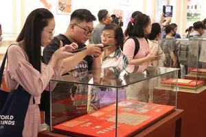 Trưng bày chuyên đề “Hành trình theo chân Bác qua sưu tập tem và bưu ảnh” 