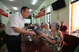 Đồng chí Huỳnh Thanh Nhân, Thành ủy viên, Phó Chủ tịch HĐND thành phố làm trưởng đoàn, đến thăm và tặng quà tại Trung tâm Dưỡng lão Thị Nghè. Ảnh: DŨNG PHƯƠNG