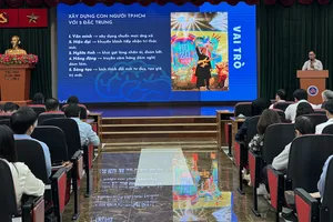 TS Trịnh Đăng Khoa, Chủ tịch Hội đồng Trường Đại học Văn hóa TPHCM, trình bày chuyên đề “Sáng tác văn học, nghệ thuật hướng đến xây dựng con người TPHCM trong giai đoạn mới”.