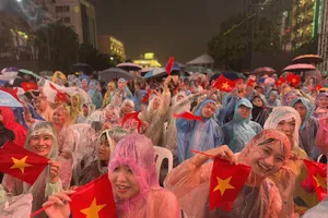 Khán giả đội mưa chờ chương trình nghệ thuật “Ánh sao độc lập”