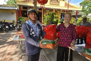 Cô Lại Thị Kim Túy (Sáu Túy) – nữ cán bộ Biệt động Sài Gòn, trao quà cho bà con.