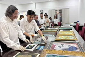 Chiều 22-9, Bảo tàng Mỹ thuật TPHCM mở niêm phong kiện hàng vận chuyển Bộ sưu tập “Từ Mỹ thuật Đông Dương đến Mỹ thuật Gia Định (1925 – 1975)”, được ông bà Lê Tất Luyện – Thụy Khuê hiến tặng
