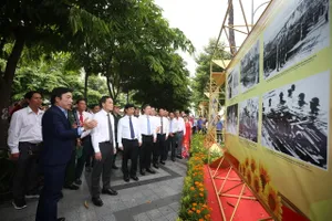 Các đồng chí lãnh đạo, đại biểu, khách mời tham quan triển lãm. Ảnh: DŨNG PHƯƠNG