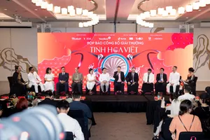 Hội đồng giám khảo giải thưởng Tinh Hoa Việt 2025, chia sẻ thông tin tại buổi ra mắt giải thưởng.