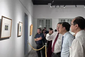 Các đồng chí lãnh đạo, đại biểu, khách mời tham quan trưng bày chuyên đề