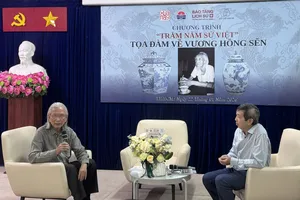 Nhà nghiên cứu văn hóa Trần Đình Sơn (bên trái) chia sẻ về phong cách sưu tầm cổ ngoạn của học giả Vương tại tọa đàm.