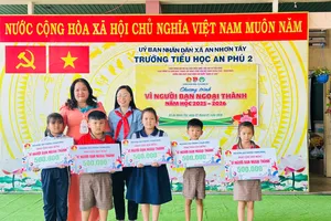 Đoàn phường Chánh Hưng phối hợp với Đoàn xã An Nhơn Tây trao quà hỗ trợ cho các em có hoàn cảnh khó khăn