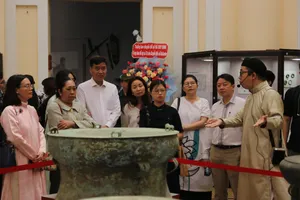 Khách tham quan trưng bày chuyên đề Đồng vọng, giới thiệu hơn 150 hiện vật tiêu biểu thuộc văn hóa Đông Sơn.