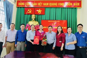 Đảng uỷ xã Hưng Long tổ chức trao quyết định điều động nhân sự.