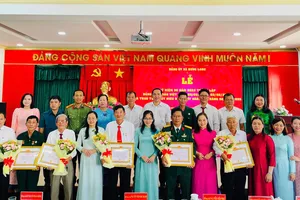 Xã Hưng Long (TPHCM) long trọng kỷ niệm 96 năm Ngày thành lập Đảng và trao Huy hiệu Đảng đợt 3-2