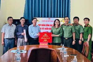 Đoàn công tác Công an TPHCM đến thăm, chúc tết Ủy ban MTTQ Việt Nam xã Hưng Long