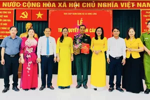 Chiều 10-2, Đảng ủy xã Hưng Long đã trang trọng tổ chức Lễ công bố và trao quyết định về công tác cán bộ.