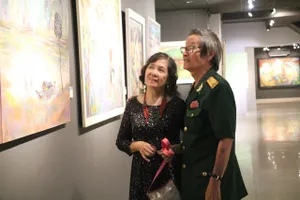 Triển lãm “Hai đường thẳng song song - Một điểm đến”