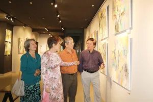 Khách tham quan triển lãm