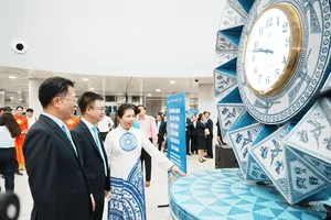 Các đại biểu, khách mời tham quan tác phẩm nghệ thuật Đồng hồ gốm đặt tại khu vực giếng trời của ga Bến Thành