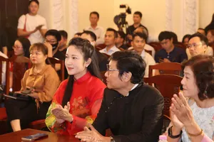 Các đồng chí lãnh đạo, đại biểu, khách mời tham gia tọa đàm. ẢNH: HOÀNG TRIỀU.
